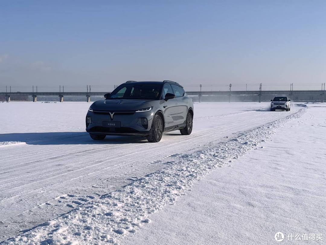 岚图知音冰雪试驾，后驱新能源车玩赛道能稳吗？